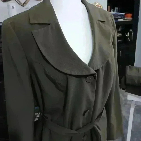 "Signature by Larry Levine‎ " Ladies 2/Piece Khaki Green Pant Suit. Sz14 - Picture 1 of 6
